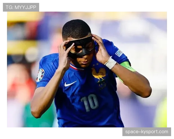 特写：终场前罚入关键点球后，姆巴佩手指队徽庆祝